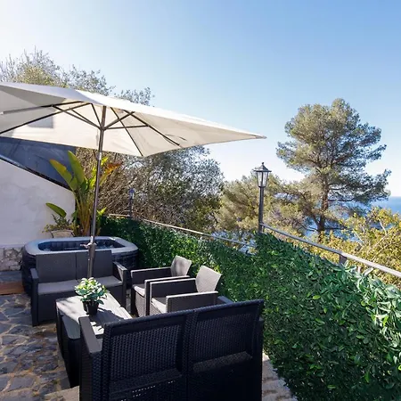 Avec Vue Dans Le Centre Du Vieux Village, Terrasse Et Parking Appartement *