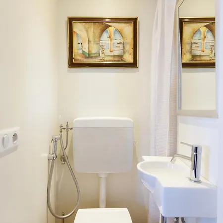 Apartment D Exception Avec Terrasse, Jacuzzi, Vue Mer, Parking, En Plein Coeur Du Village De Eze